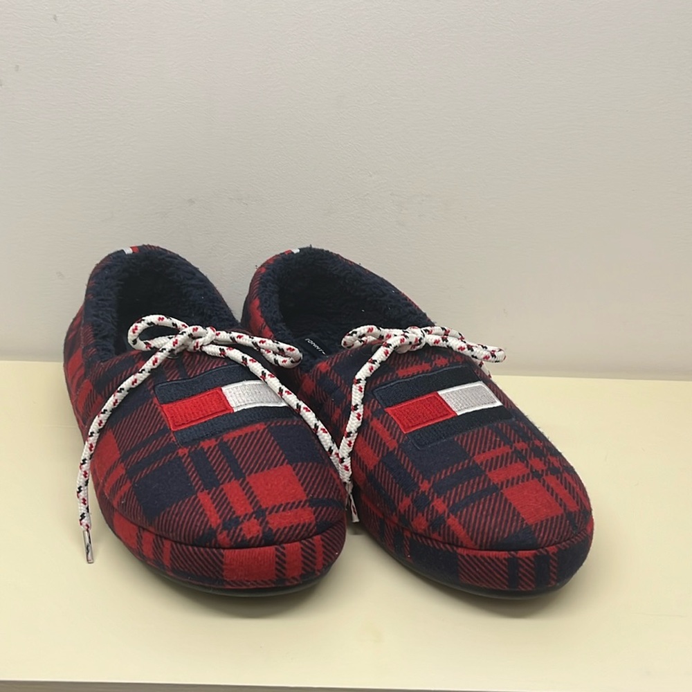 Tommy Hilfiger Red Plaid Fluffy Slippers Men’s Size 9 (NWOT)